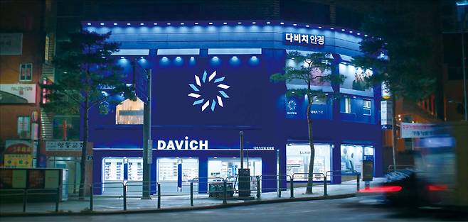 외국인 관광객 방문이 이어지고 있는 다비치 명동 직영점. (다비치 제공)