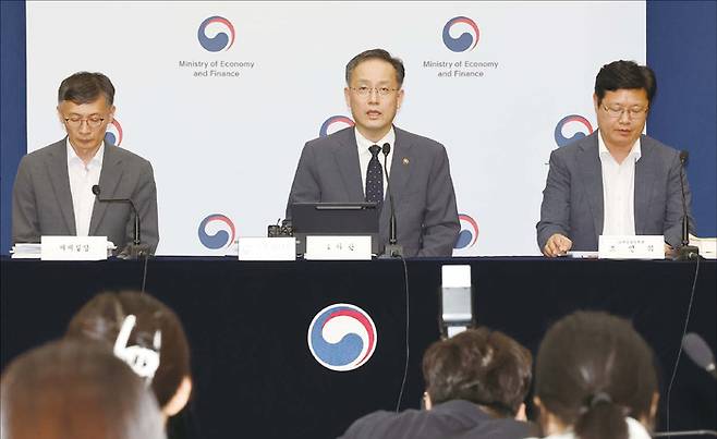 이형일 기획재정부 1차관이 지난 7월 29일 정부세종청사 민원동 브리핑실에서 2025 세제 개편안 상세 브리핑을 하고 있다. 오른쪽부터 조만희 조세총괄정책관, 이 차관, 박금철 세제실장. (연합뉴스)