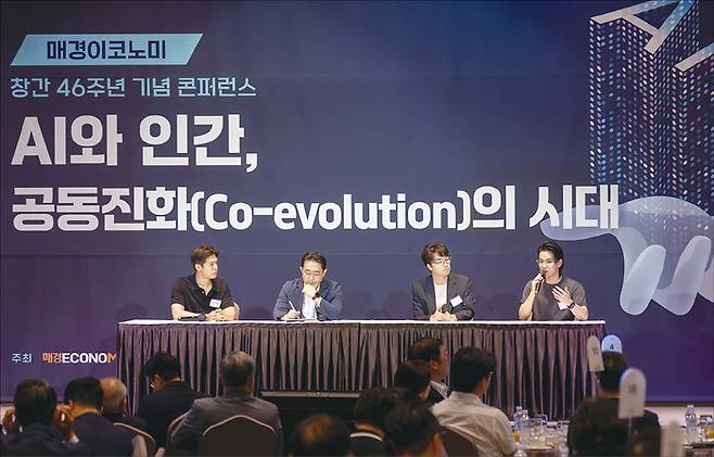 AI 한계와 전망을 진단하는 대담회도 진행됐다. 사진 왼쪽부터 방송인 겸 셰프 오스틴 강, 이인아 서울대 뇌인지과학과 교수, 정지우 작가, 신재민 트릴리온랩스 대표. (윤관식 기자)