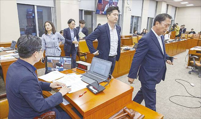 지난 7월 28일 노조법 2·3조 개정안, 일명 ‘노란봉투법’이 국회 환경노동위원회 전체회의를 통과했다. 사진은 노란봉투법 상정에 반발해 퇴장하는 국민의힘 환노위원들. (연합뉴스)
