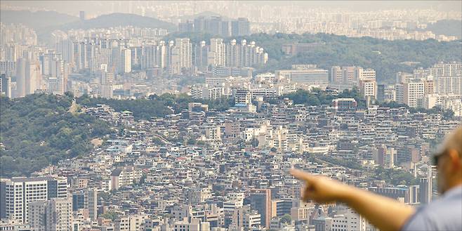 각종 규제와 시장 위축으로 전세가 월세로 전환되는 움직임을 보인다. 사진은 서울 시내 아파트 단지 전경. (윤관식 기자)