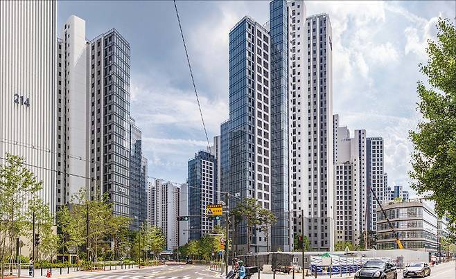 전문가들은 전세의 월세화 현상이 더욱 가속화될 것이라 입을 모은다. 전세 자체가 한국에만 있는 기형적 구조인 탓이다. 사진은 서초동 메이플자이 아파트 일대 모습. (윤관식 기자)