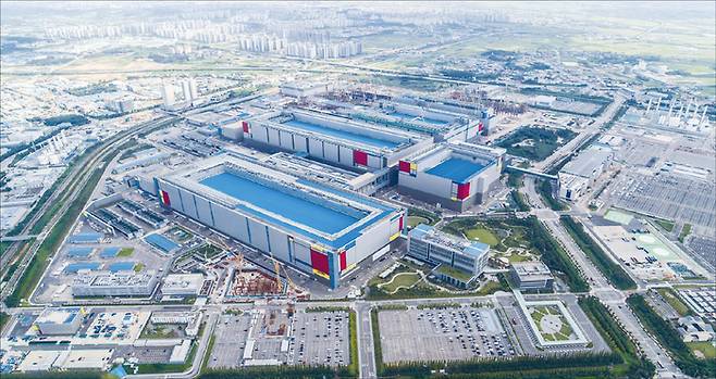 삼성전자 DS 부문은 평택 제4캠퍼스(P4)를 중심으로 HBM4부터 1c 공정으로 SK하이닉스에 ‘역전승’을 노린다. (삼성전자 제공)