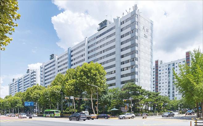 서울 강남구 대치동 대치미도아파트(한보미도맨션)가 지난 7월 17일 재건축 정비구역으로 지정됐다. (윤관식 기자)