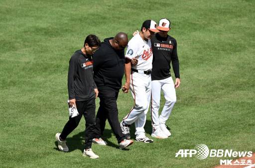 볼티모어 선발 스가노는 김혜성의 타구를 발에 맞은 뒤 교체됐다. 사진(美 볼티모어)=ⓒAFPBBNews = News1