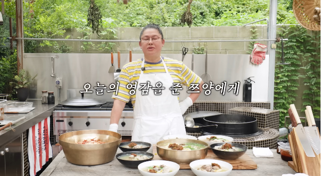 방송인 이영자가 먹방 크리에이터 쯔양과 ‘12인분 수제비’에 도전했다.사진=유튜브 채널 ‘이영자TV’