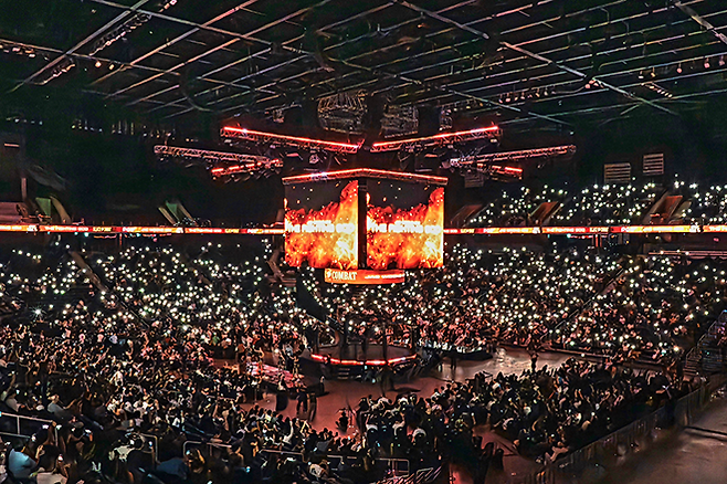 인천광역시 영종국제도시 인스파이어 아레나에서 2025년 8월 8100여 명이 입장한 가운데 종합격투기대회 블랙컴뱃 15가 열렸다. 제3대 밴텀급 챔피언 김재웅 메인이벤트 입장을 환영하며 휴대전화 전등을 밝히는 관중들. 사진=이데아 파라곤 제공