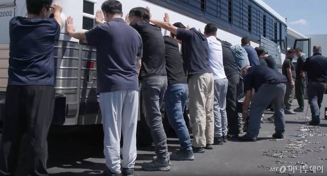 (서울=뉴스1) = 미국 이민세관단속국 ICE(U.S. Immigration and Customs Enforcement)가 조지아주 내 현대자동차그룹과 LG에너지솔루션 합작 배터리 공장 건설 현장의 한국인 직원 300여 명을 기습 단속·구금하는 영상을 공개했다. (ICE 홈페이지. 재판매 및 DB금지) 2025.9.6/뉴스1  Copyright (C) 뉴스1. All rights reserved. 무단 전재 및 재배포,  AI학습 이용 금지.