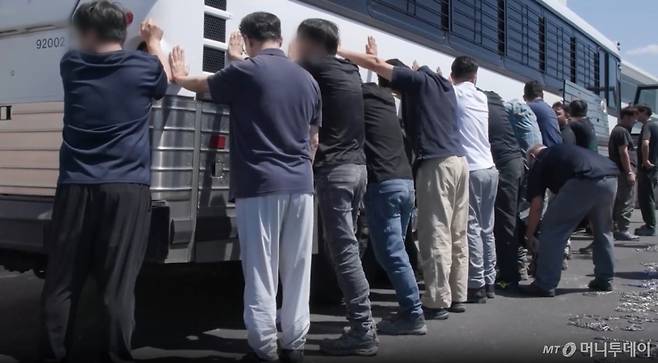 [서울=뉴시스] = 미국 이민 단속 당국이 홈페이지를 통해 지난 4일(현지시간) 조지아주 현대차그룹-LG에너지솔루션의 합작 배터리 공장 건설현장에서 벌인 불법체류·고용 단속 현장 영상을 홈페이지를 통해 공개했다. (사진= ICE 홈페이지 영상 캡쳐) 2025.09.06. photo@newsis.com *재판매 및 DB 금지 /사진=