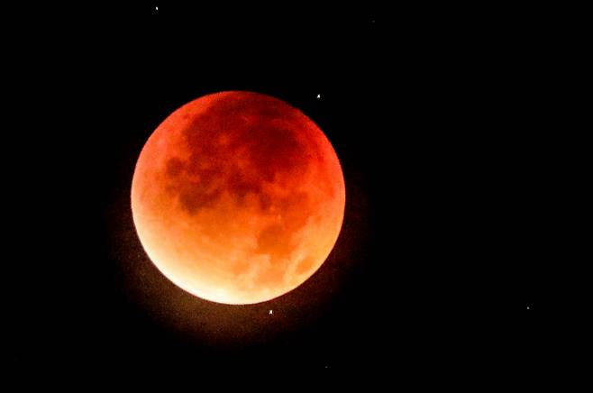 '보름달 붉게 물들다'. 8일 제주 오라동에서 바라본 남서쪽 하늘 위로 달이 지구 그림자에 완전히 가려지는 개기월식이 진행되고 있다. /사진=뉴시스