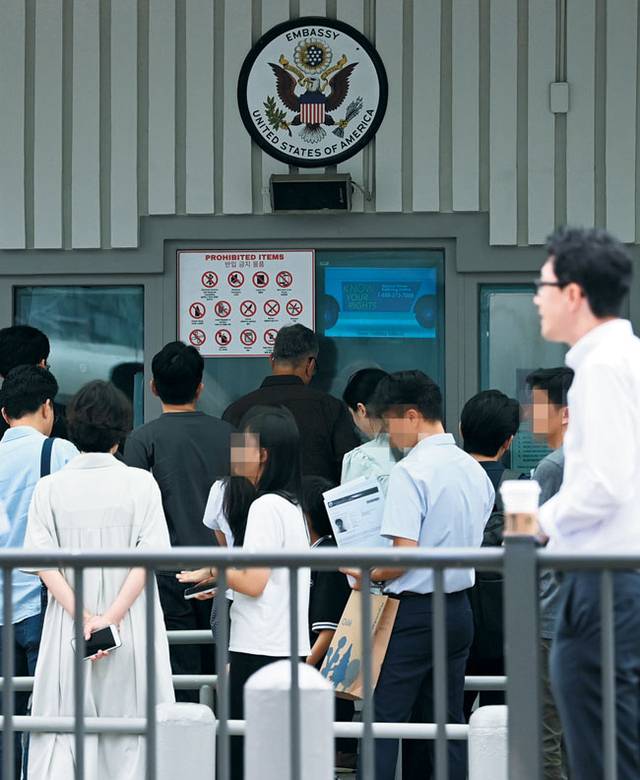 미국 비자 발급 장사진  : 8일 오전 서울 종로구 주한 미국대사관 앞에 비자를 발급받기 위해 인터뷰를 신청한 시민들이 긴 줄을 서 있다.  윤성호 기자
