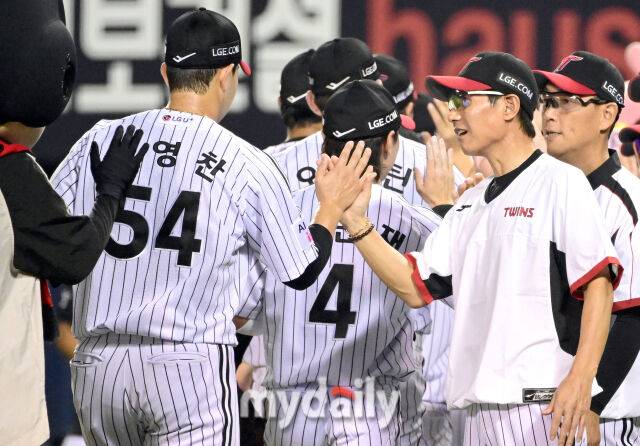 2025년 9월 2일 오후 서울 잠실구장에서 열린 '2025 신한 SOL뱅크 KBO 리그' 롯데 자이언츠와 LG 트윈스의 경기. LG 염경엽 감독이 3-2로 승리한 뒤 유영찬을 격려하고 있다./마이데일리