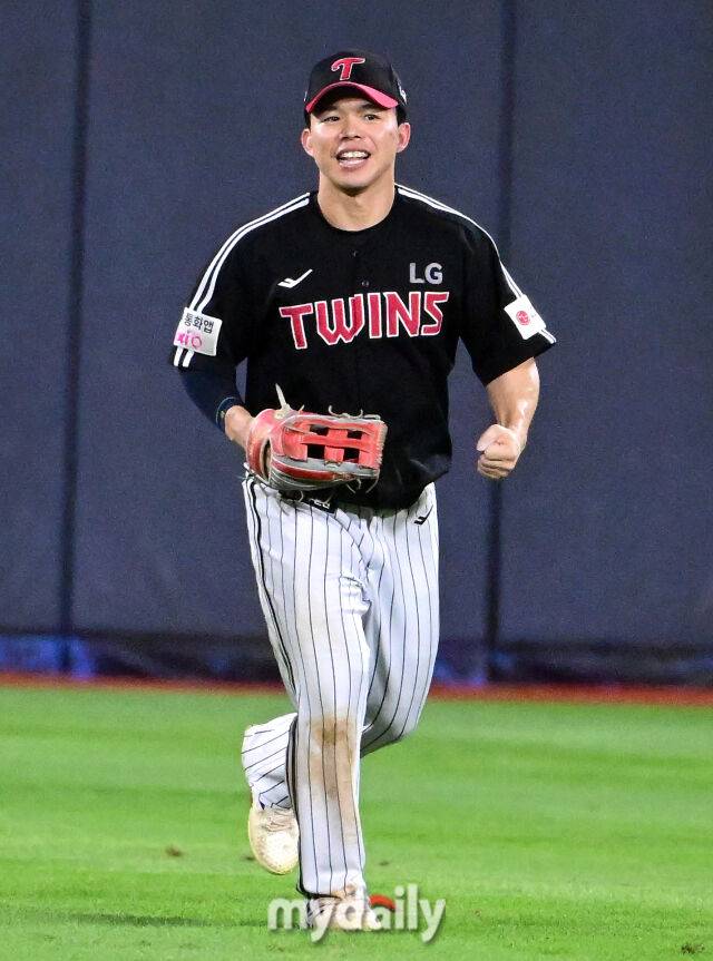 2025년 9월 4일 오후 경기도 수원KT위즈파크에서 열린 '2025 신한 SOL뱅크 KBO 리그' LG 트윈스와 KT 위즈의 경기. LG 문성주가 10-8로 승리한 뒤 기뻐하고 있다./마이데일리