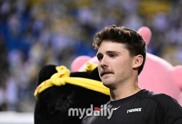 2025년 8월 30일 오후 서울 잠실구장에서 열린 '2025 신한 SOL뱅크 KBO 리그' 키움 히어로즈와 LG 트윈스의 경기. LG 톨허스트가 6-5로 승리한 뒤 기뻐하고 있다./마이데일리