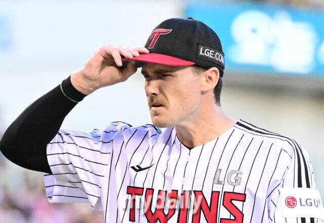 2025년 8월 30일 오후 서울 잠실구장에서 열린 '2025 신한 SOL뱅크 KBO 리그' 키움 히어로즈와 LG 트윈스의 경기. LG 선발투수 톨허스트가 3회초 투구를 마친 뒤 더그아웃으로 들어가고 있다./마이데일리