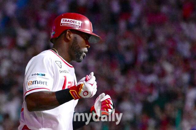 2025년 8월 7일 오후 인천 SSG랜더스필드에서 열린 '2025 신한 SOL뱅크 KBO 리그' 삼성 라이온즈와 SSG랜더스의 경기. SSG 에레디아가 5회말 선두타자로 나와 솔로홈런을 친 뒤 기뻐하고 있다./마이데일리