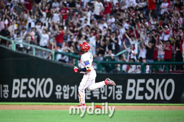 2025년 8월 7일 오후 인천 SSG랜더스필드에서 열린 '2025 신한 SOL뱅크 KBO 리그' 삼성 라이온즈와 SSG랜더스의 경기SSG 에레디아가 5회말 선두타자로 나와 솔로홈런을 친 뒤 그라운드를 돌고 있다./마이데일리