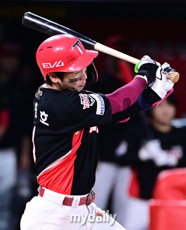 2025년 8월 29일 오후 경기도 수원KT위즈파크에서 열린 '2025 신한 SOL뱅크 KBO 리그' KIA 타이거즈와 KT 위즈의 경기. KIA 박찬호가 3회초 1사 2루서 타격하고 있다./마이데일리