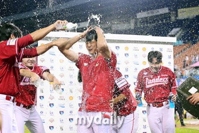 2000탈삼진을 기록한 SSG 김광현이 후배들의 격한 축하를 받고 있다.