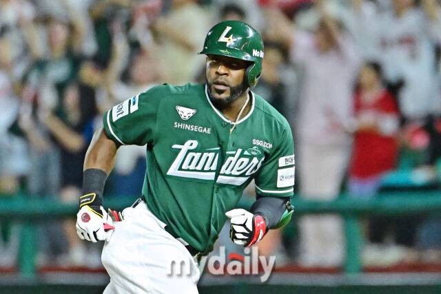 5일 인천 SSG랜더스필드에서 열린 '2025 신한 SOL BANK KBO리그' 롯데 자이언츠와 SSG 랜더스 경기. SSG 에레디아가 3회말 2사 2루에 1타점 적시타를 친 후 기뻐하고 있다./마이데일리