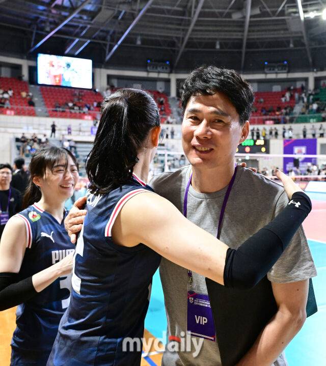 2025년 8월 15일 경상남도 진주실내체육관에서 '2025 코리아인비테이셔널 진주 국제여자배구대회' 대한민국과 스웨덴의 경기가 열렸다. 현대건설 강상형 감독이 이다현과 인사하고 있다./마이데일리