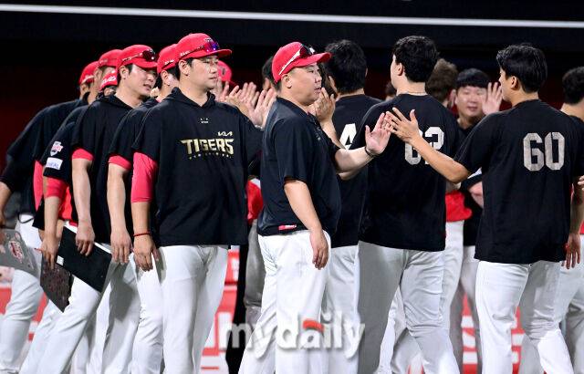 2025년 8월 29일 오후 경기도 수원KT위즈파크에서 열린 '2025 신한 SOL뱅크 KBO 리그' KIA 타이거즈와 KT 위즈의 경기. KIA 이범호 감독이 10-1로 승리한 뒤 기뻐하고 있다./마이데일리