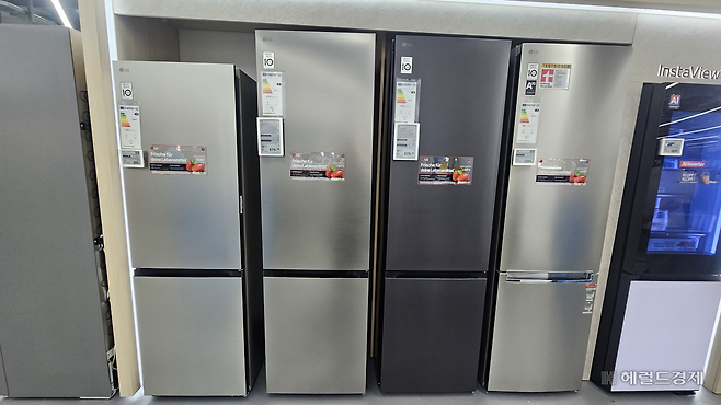 6일(현지시간) 독일 베를린의 가전매장인 ‘자툰(Saturn)’에 LG전자의 ‘투도어(2 door)’ 냉장고가 전시 돼 있다. 박지영 기자.