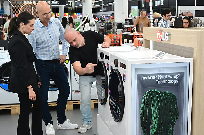 독일 베를린의 가전매장인 ‘자툰(Saturn)’에 LG전자의 세탁기를 살펴보고 있다. [LG전자 제공]