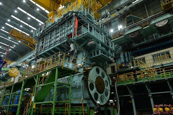 한화엔진 창원공장에서 선박엔진이 만들어지고 있다. [한화엔진 제공]