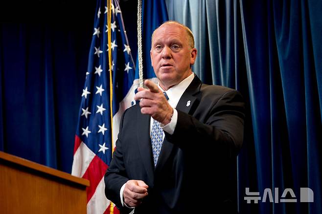 [워싱턴=AP/뉴시스]미국 트럼프 2기 행정부 '국경 차르' 톰 호먼이 7일(현지 시간) 조지아 현대차그룹 공장 사례와 같은 기업체에서의 이민 단속을 확대하겠다고 밝혔다. 사진은 호먼이 이민세관단속국(ICE) 국장대행 시절이던 2017년 12월5일 국토안보부 기자회견에 참석해 질문을 받는 모습. 2025.09.08.
