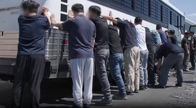 [서울=뉴시스] 도널드 트럼프 미국 대통령이 외국 기업 인재가 미국에 합법적이고 신속하게 입국할 수 있도록 절차를 마련하겠다며, 그 대가로 미국인 근로자 양성을 요구했다. 사진은 지난 4일(현지 시간) 미국 이민 단속 당국이 공개한 현대차그룹-LG에너지솔루션의 합작 배터리 공장 건설 현장 불법체류·고용 단속 모습. (사진= ICE 홈페이지 영상 갈무리) 2025.09.08. photo@newsis.com *재판매 및 DB 금지