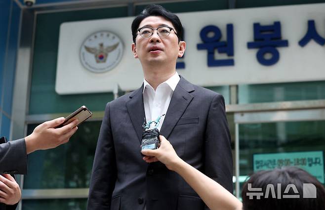 [서울=뉴시스] 추상철 기자 = 주진우 국민의힘 의원이 8일 오전 서울 종로구 서울경찰청 민원실 앞에서 '조국혁신당 당직자(성명불상) 및 최강욱 민주연구원장' 등에 대해 성폭력방지법 위반 등으로 고발한 후 발언을 하고 있다. 2025.09.08. scchoo@newsis.com