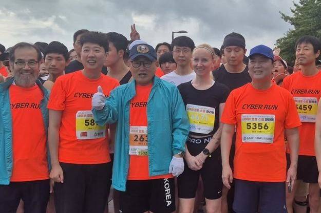 [서울=뉴시스] 7일 오전 서울 여의도 한강공원 물빛무대에서 열린 헌정회 후원 행사 '제17회 사이버 영토 수호 마라톤 대회'에 참석한 이준석 개혁신당 대표와 안철수 국민의힘 의원. (사진=안철수 의원 페이스북) *재판매 및 DB 금지