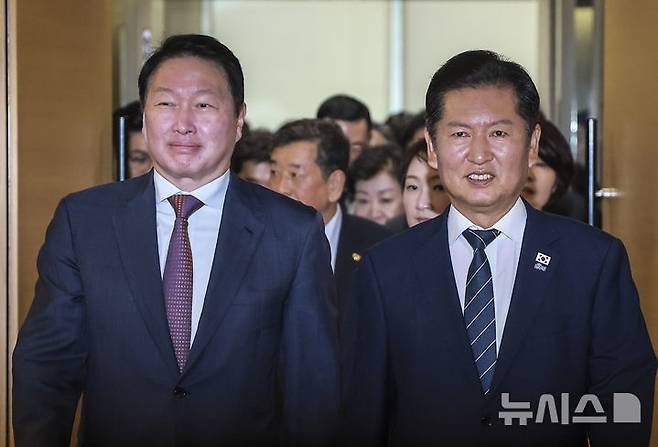 [서울=뉴시스] 정병혁 기자 = 정청래 더불어민주당 대표와 최태원 대한상공회의소 회장을 비롯한 참석자들이 8일 서울 중구 대한상공회의소에서 열린 더불어민주당-대한상공회의소 정책간담회에 참석하고 있다. 2025.09.08. jhope@newsis.com