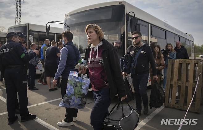 [자포리자=AP/뉴시스] 우크라이나 난민 1명이 미국에서 피살됐다고 우크라이나 언론이 7일(현지 시간) 전했다. 사진은 개전 초기인 2022년 5월3일 우크라이나 자포리자의 난민 센터에 도착한 마리우폴 피난민들의 모습(기사 내용과는 무관). 2025.09.08.