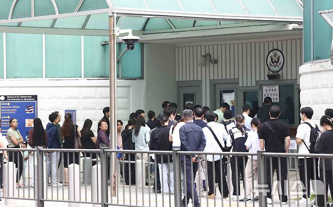 [서울=뉴시스] 김근수 기자 = 28일 서울 종로구 주한 미국대사관 앞에 시민들이 미국 비자심사를 받기 위해 줄 서 있다. 2025.05.28. ks@newsis.com