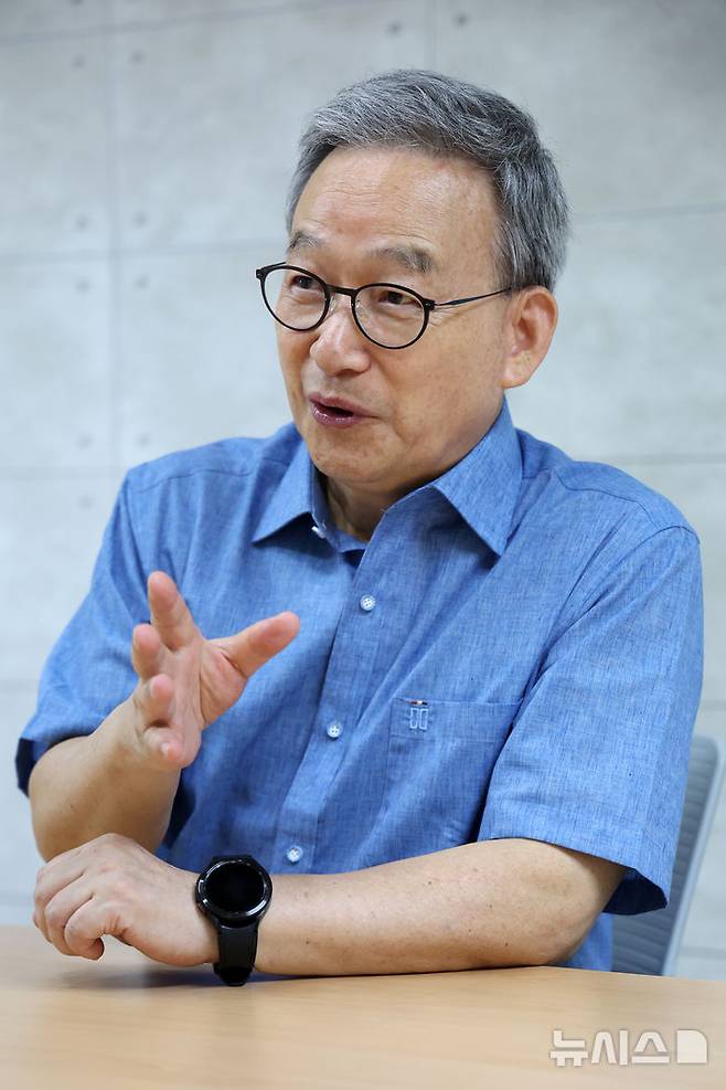 [서울=뉴시스] 박진희 기자 = 정호승 시인이 지난 5일 서울 중구 뉴시스에서 인터뷰를 하고 있다. 시인은 최근 시집 '편의점에서 잠깐'을 출간했다. 2025.09.08. pak7130@newsis.com