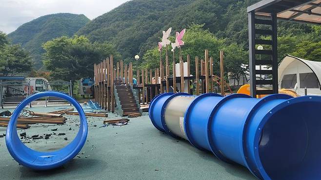 [봉화=뉴시스] 박종대 기자 = 8일 오후 청량산 수원캠핑장에서 놀이터 해체 작업이 진행되고 있다. 파란색과 흰색 터널형 놀이기구들이 분해돼 바닥에 놓여있다. 이 자리에는 리모델링 후 잔디마당이 조성되고 인근에 자연형 모래놀이터가 새로 설치될 예정이다. 2025.09.08. pjd@newsis.com *재판매 및 DB 금지