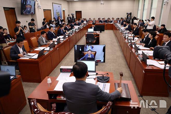 [서울=뉴시스] 김명년 기자 = 김정관(왼쪽) 산업통상자원부 장관과 한성숙(오른쪽) 중소벤처기업부 장관이 8일 오후 서울 여의도 국회에서 산업통상자원중소벤처기업위원회 전체회의가 열리고 있다. 2025.09.08. kmn@newsis.com