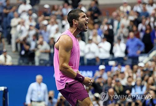 우승 확정하고서 포효하는 알카라스 [로이터=연합뉴스]