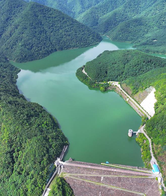 극심한 가뭄을 겪고 있는 강릉의 대체 수원 활용방안으로 떠오르고 있는 평창 도암댐 전경. 연합뉴스