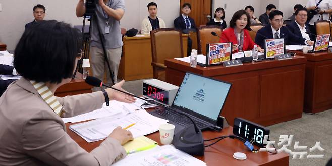 4일 서울 여의도 국회에서 열린 법제사법위원회 전체회의 '검찰개혁 공청회'에서 추미애 위원장과 국민의힘 나경원 의원이 언성을 높이며 대립하고 있다. 윤창원 기자