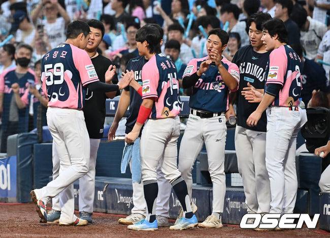[OSEN=창원, 이석우 기자] 7일 창원NC파크에서 2025 신한 SOL 뱅크 KBO 리그 NC 다이노스와 KIA 타이거즈의 경기가 열렸다. 홈팀 NC는 구창모가, 방문팀 KIA는 양현종이 선발 출전했다. NC 다이노스 선발투수 구창모가 1회초 수비를 무실점으로 막고 동료들과 하이파이브를 하고 있다. 2025.09.07 / foto0307@osen.co.kr