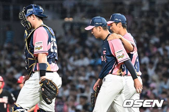 [OSEN=창원, 이석우 기자] 7일 창원NC파크에서 2025 신한 SOL 뱅크 KBO 리그 NC 다이노스와 KIA 타이거즈의 경기가 열렸다. 홈팀 NC는 구창모가, 방문팀 KIA는 양현종이 선발 출전했다. NC 다이노스 선발투수 구창모가 3회초 2사 만루 위기에 빠지자 이용훈 코치와 얘기하고 있다. 2025.09.07 / foto0307@osen.co.kr