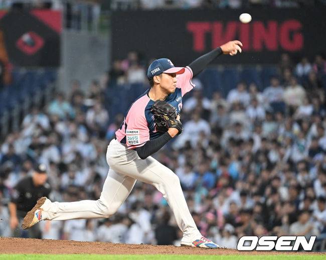 [OSEN=창원, 이석우 기자] 7일 창원NC파크에서 2025 신한 SOL 뱅크 KBO 리그 NC 다이노스와 KIA 타이거즈의 경기가 열렸다. 홈팀 NC는 구창모가, 방문팀 KIA는 양현종이 선발 출전했다. NC 다이노스 선발투수 구창모가 역투하고 있다. 2025.09.07 / foto0307@osen.co.kr