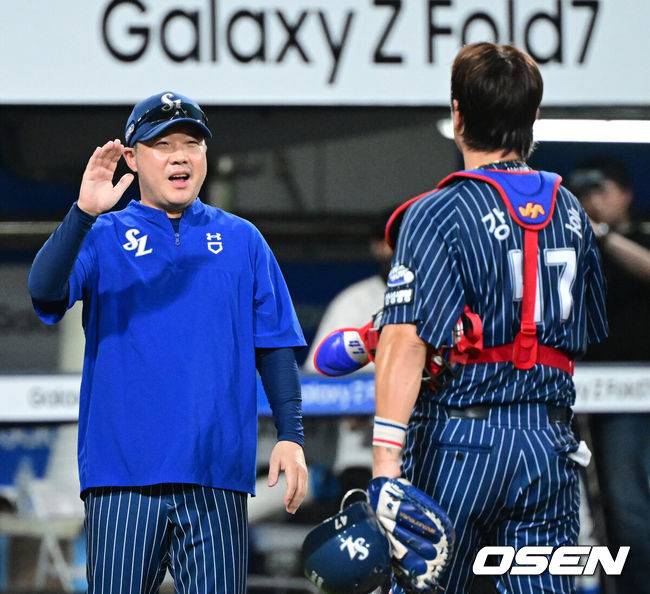 [OSEN=대구, 최규한 기자] 프로야구 삼성 라이온즈가 한화 이글스를 꺾고 전날 패배를 설욕했다.삼성은 7일 대구삼성라이온즈파크에서 열린 한화와의 홈경기에서 4-3으로 승리했다. 이로써 삼성은 지난 6일 한화에 4-7로 덜미를 잡힌 아쉬움을 씻어냈다. 삼성 강민호는 프로야구 역대 포수 최초로 개인 통산 350홈런 시대를 열었고 김재윤은 개인 통산 190세이브를 달성했다.&nbsp;&nbsp;경기를 마치고 승리한 삼성 강민호와 박진만 감독이 인사를 나누고 있다. 2025.09.06 / dreamer@osen.co.kr