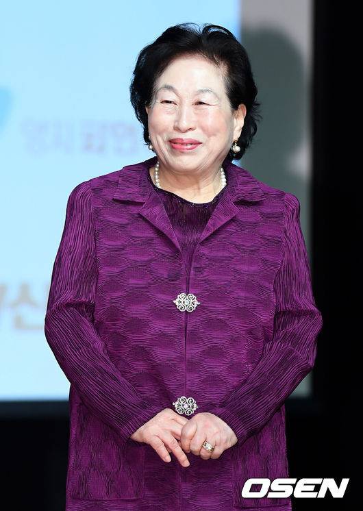 [OSEN=조은정 기자] 15일 오후 서울 강남구 일지아트홀에서 웹드라마 ‘귀신과 산다’ 제작발표회가 열렸다.배우 전원주가 포즈를 취하고 있다. /cej@osen.co.kr