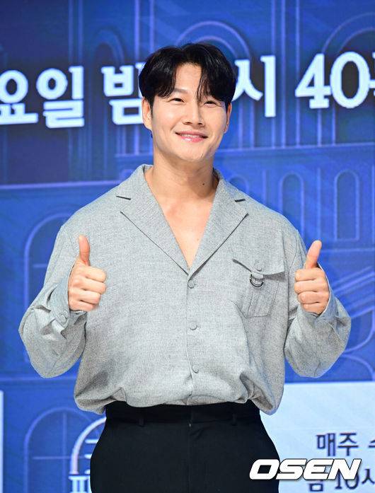 [OSEN=김성락 기자] 4일 오전 서울 강남구 엘리에나 호텔에서 Mnet '커플팰리스2' 제작발표회가 열렸다. 완벽한 결혼 상대를 찾는 싱글남녀들을 위한 대규모 커플 매칭 서바이벌로, ‘결혼정보회사(결정사)’ 못지않은 극사실적 매칭 시스템을 통해 평생을 함께하고 싶은 동반자를 찾는 스토리를 담아낸다.가수 김종국이 포즈를 취하고 있다. 2025.02.04 / ksl0919@osen.co.kr