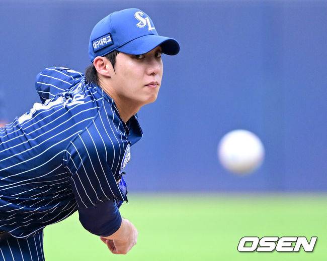 [OSEN=대구, 최규한 기자] 7일 대구삼성라이온즈파크에서 ‘2025 신한 SOL Bank KBO리그’ 삼성 라이온즈와 한화 이글스의 경기가 열렸다.홈팀 삼성은 원태인, 방문팀 한화는 황준서를 선발로 내세웠다.1회초 삼성 선발 원태인이 힘차게 공을 뿌리고 있다. 2025.09.06 / dreamer@osen.co.kr