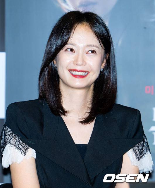 [OSEN=민경훈 기자] 영화 영화 '온리 갓 노우즈 에브리띵' 언론배급 시사회가 13일 서울 강남구 메가박스 코엑스에서 열렸다.'온리 갓 노우즈 에브리띵'(감독 백승환)은 사제 서품을 받은 신부 ‘도운’(신승호)이 실종된 어머니의 죽음에 얽힌 고해성사를 듣고, 복수와 신앙심 사이의 딜레마 속에서 감춰진 비밀을 파헤치는 미스터리 추적 스릴러. 오는 22일 개봉배우 전소민이 미소짓고 있다. 2025.08.13 /rumi@osen.co.kr